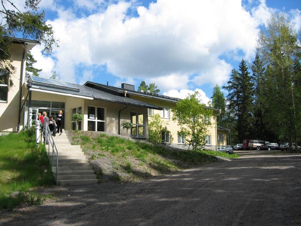 Uudisrakennuksen sisäänkäynti